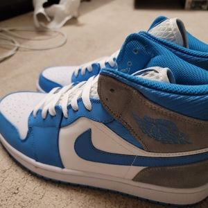 Jordan 1 Mid UNC Blue